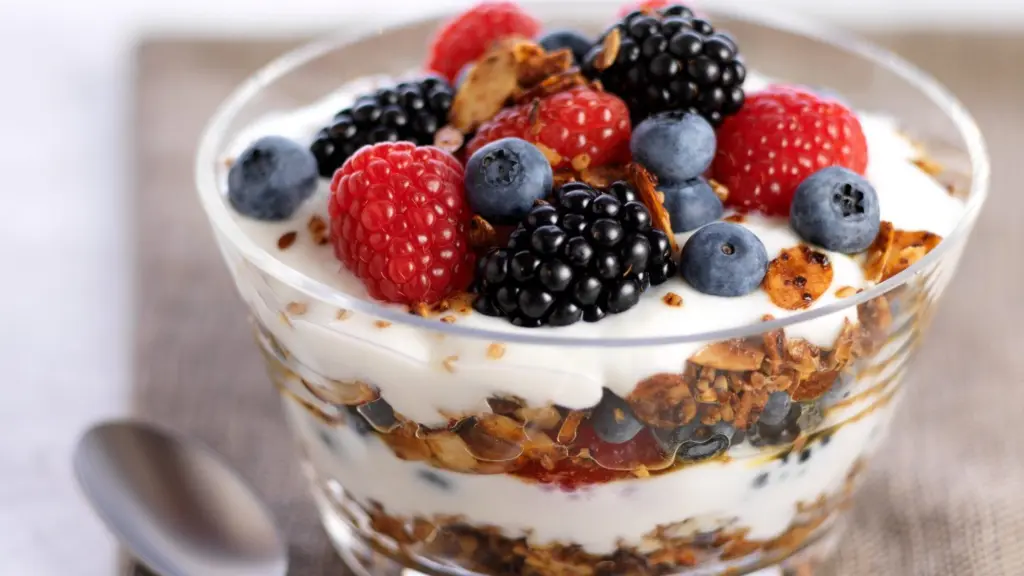 Granola Greek Yogurt | healthy breakfast ideas
